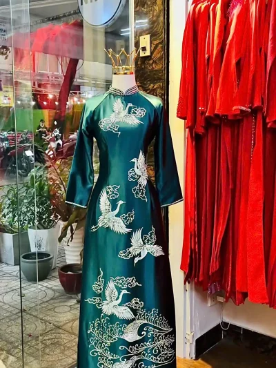 Mẫu áo dài bà sui trung niên màu xanh lá họa tiết chim hạc trắng ép đá pha lê – BS168 (XL)
