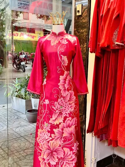 Mẫu áo dài bà sui màu hồng đậm họa tiết hoa ép đá sang trọng – BS174 (2X)