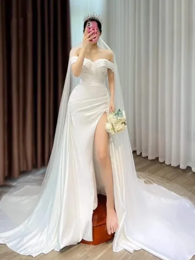 Mẫu váy cưới màu trắng trễ vai xẻ đơn giản – VC61