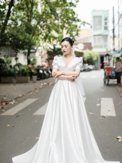 Mẫu váy cưới đi bàn phi tay bồng kết hạt trai – VC70