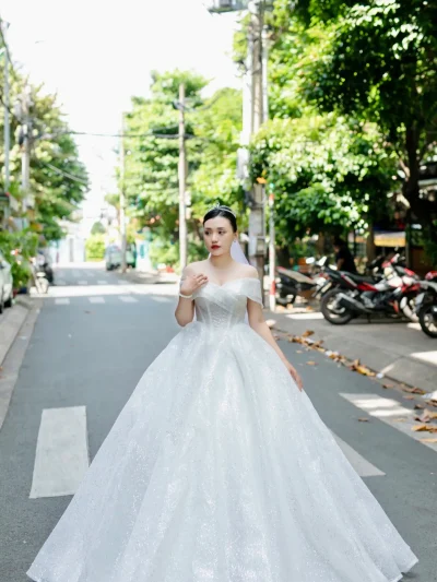 Mẫu váy cưới màu trắng đính kim sa trễ vai đơn giản – VC62